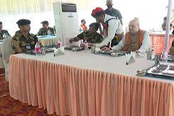 गृह मंत्री अमित शाह ने पश्चिम बंगाल में बीएसएफ जवानों के साथ किया लंच गृह मंत्री अमित शाह ने पश्चिम बंगाल में बीएसएफ जवानों के साथ किया लंच