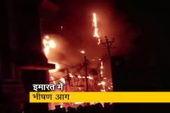 नोएडा में बहुमंजिला इमारत में लगी भीषण आग, कोई हताहत नहीं  नोएडा में बहुमंजिला इमारत में लगी भीषण आग, कोई हताहत नहीं