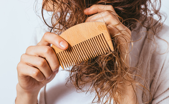 Tips & Tricks : क्या आप भी गलत कंघी का करती हैं इस्तेमाल, इससे बढ़ सकता है हेयर फॉल