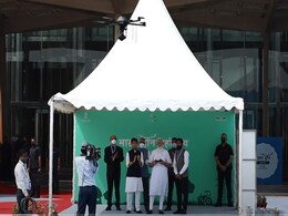 जब प्रधानमंत्री नरेंद्र मोदी ने अपने हाथ से उड़ाकर देखा ड्रोन जब प्रधानमंत्री नरेंद्र मोदी ने अपने हाथ से उड़ाकर देखा ड्रोन