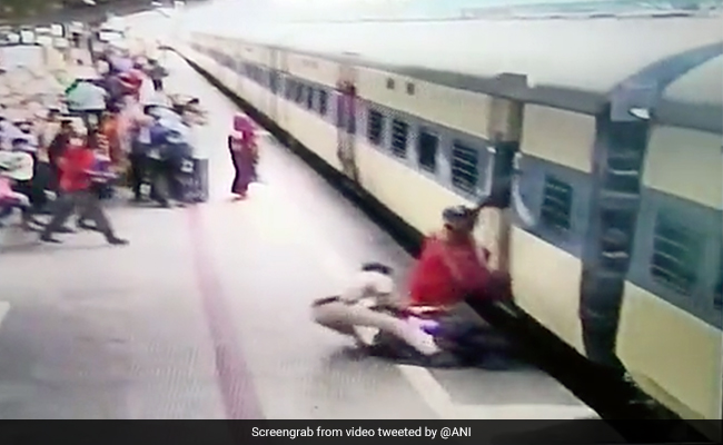On Camera, Railway Cop Drags Out Woman From Gap In Train Platform