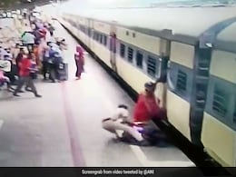 VIDEO: चलती ट्रेन और प्लेटफॉर्म के बीच फंसी महिला, रेलवे पुलिसकर्मी ने जान पर खेलकर बचाई जान VIDEO: चलती ट्रेन और प्लेटफॉर्म के बीच फंसी महिला, रेलवे पुलिसकर्मी ने जान पर खेलकर बचाई जान