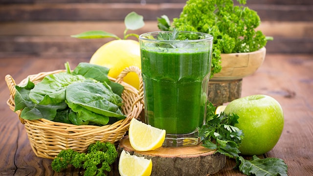 Skincare: Green leafy juice helps detoxify and nourish our skin