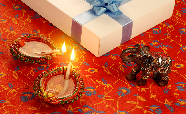 Auspicious Gift: वास्तु के अनुसार ये तोहफे देना माना जाता है शुभ, आप चुन सकते हैं इन्हें