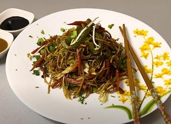 Watch: Try This Veg Chowmein Recipe All The Way From Kolkata Watch: Try This Veg Chowmein Recipe All The Way From Kolkata