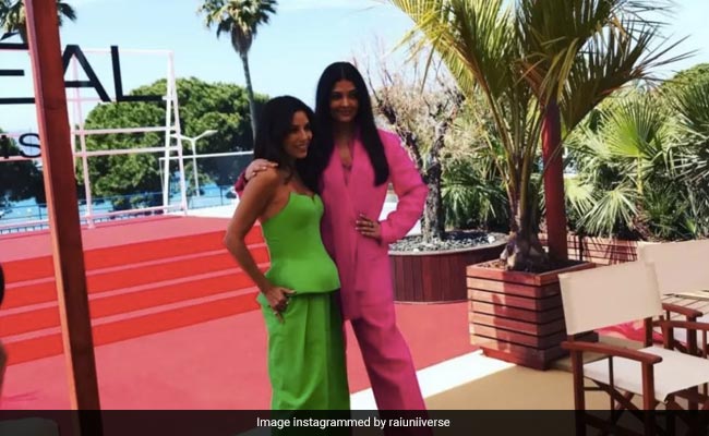 Cannes 2022: OGs Aishwarya Rai Bachchan And Eva Longoria Strike A Pose