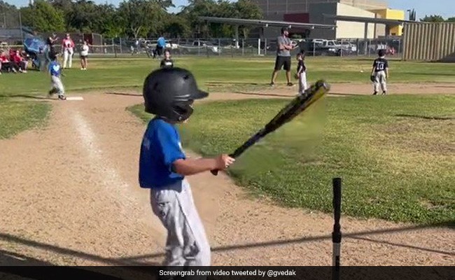 खेलते-खेलते बल्ला छोड़ डांस करने लगा नटखट बच्चा, कोच ने ऐसे किया रिएक्ट