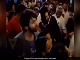 भूल भुलैया 2 का शो देखने पहुंचे सिद्धार्थ मल्होत्रा, इस अंदाज से जीता फैन्स और कियारा का दिल भूल भुलैया 2 का शो देखने पहुंचे सिद्धार्थ मल्होत्रा, इस अंदाज से जीता फैन्स और कियारा का दिल