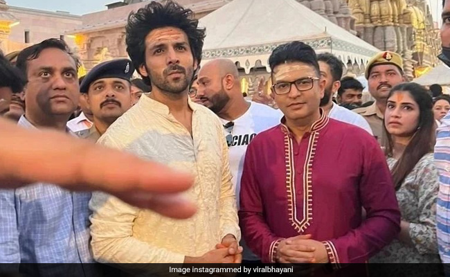 PHOTOS: भूल भुलैया 2 की सफलता पर काशी विश्वनाथ के दर्शन करने पहुंचे कार्तिक आर्यन, गंगा आरती में भी हुए शामिल