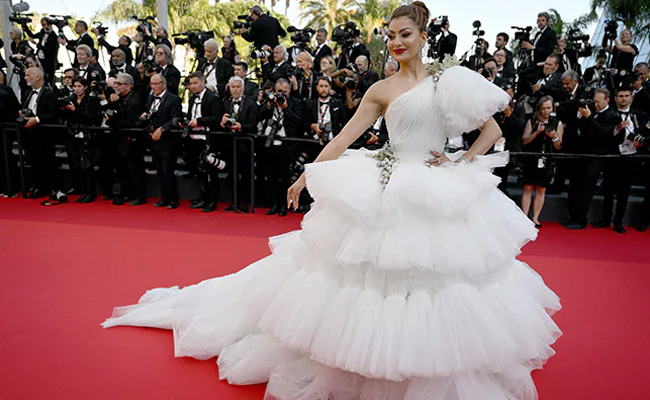 Cannes 2022 में रेड कारपेट पर दिखा उर्वशी रौतेला का स्टनिंग लुक, व्हाइट फ्रिल गाउन में बटोरी सुर्खियां