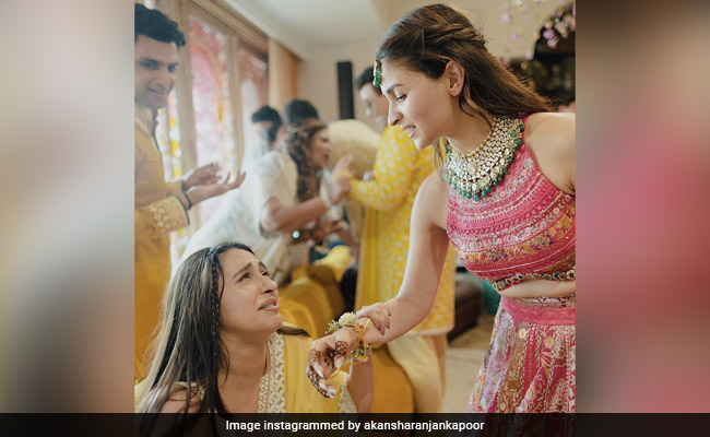 ICYMI: How Alia Bhatt's BFF Akansha Ranjan Kapoor Went From Happy To Sad At <i>Mehendi</i>