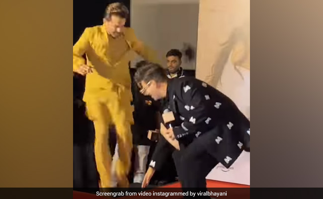 Jug Jugg Jeeyo Trailer: बीच स्टेज पर करण जौहर की इस 'हरकत' को देख उछल पड़े अनिल कपूर, ऐसा न करने की दे डाली सलाह