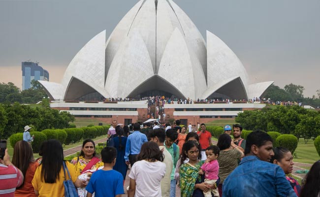 Lotus Temple: लोटस टेंपल घूमने का कर रहें हैं प्लान, तो पहले जानिए कब-कब खुला रहता है और कैसे पहुंचे वहां