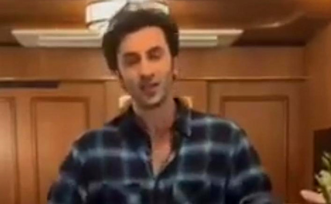 रणबीर कपूर ने देसी अंदाज में 'देहाती डिस्को' पर लगाया ठुमका, वायरल हुआ वीडियो, मिनटों में मिले लाखों व्यूज