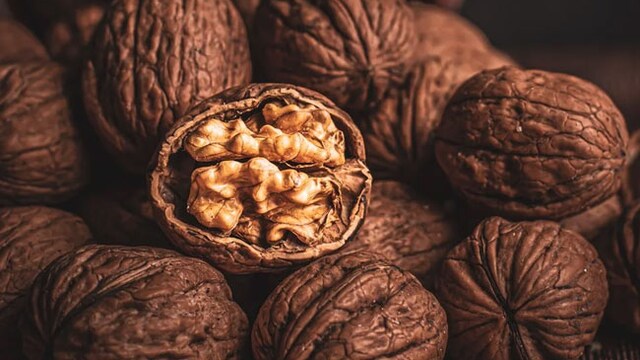 A diet rich in omega-3 fatty acids can help people with fatty liver and walnuts are rich in omega-3