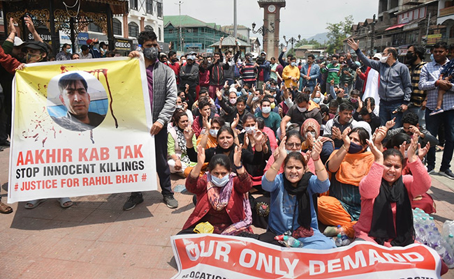 Rahul Bhat's Killing: Kashmiri Pandits Take Out Protest March In Srinagar
