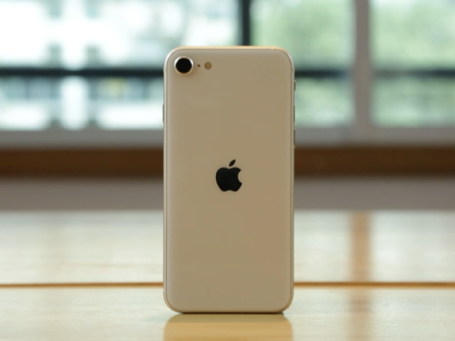 iPhone SE (2022) Review: Defying Expectations