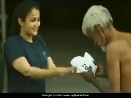 इसे कहते हैं इंसानियत! इस वायरल वीडियो की कहानी कर रही है इमोशनल, यही प्यार बदल सकता है दुनिया इसे कहते हैं इंसानियत! इस वायरल वीडियो की कहानी कर रही है इमोशनल, यही प्यार बदल सकता है दुनिया