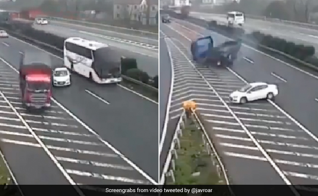 हाईवे के बीच कार वाले ने की ऐसी हरकत, पलक झपकते ही पलट गए कई ट्रक, 60 लाख से ज्यादा लोगों ने देखा Video