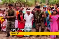 छत्तीसगढ़: शादी के दौरान स्थानीय लोगों के साथ थिरकते नजर आए कमांडो  छत्तीसगढ़: शादी के दौरान स्थानीय लोगों के साथ थिरकते नजर आए कमांडो