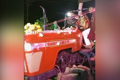 मध्यप्रदेश में ट्रैक्टर से शादी करने पहुंची दुल्हन मध्यप्रदेश में ट्रैक्टर से शादी करने पहुंची दुल्हन