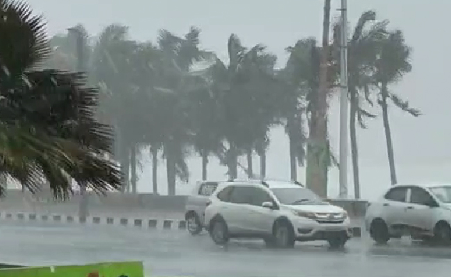 Asani Cyclone LIVE Updates: आंध्र प्रदेश में तूफान  का असर, कई इलाकों में तेज बारिश; मछुआरों को समुद्र में नहीं जाने की मिली सलाह