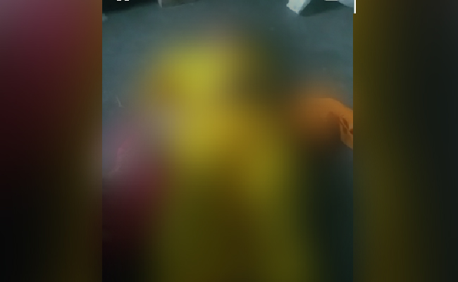 यूपी : चंदौली में दबिश के दौरान युवती की मौत, परिवार ने कहा- पुलिस ने पीट-पीटकर मार डाला