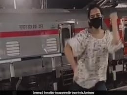 रेलवे स्टेशन पर लड़की ने अक्षय कुमार के गाने किया ऐसा डांस कि दूसरी ट्रेन के पैसेंजर भी देखते रह गए, जमकर वायरल हो रहा Video रेलवे स्टेशन पर लड़की ने अक्षय कुमार के गाने किया ऐसा डांस कि दूसरी ट्रेन के पैसेंजर भी देखते रह गए, जमकर वायरल हो रहा Video