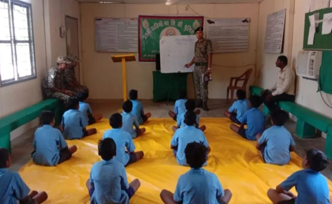 छत्तीसगढ़ में आईटीबीपी के जवान लगा रहे 'पाठशाला', सुदूर इलाकों के छात्र-छात्राओं को दे रहे कोचिंग