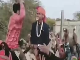 दूल्हे के दोस्त ने घोड़े की गर्दन पर बैठ कर किया ऐसा नागिन डांस, फैंस बोले- ऐसा बंदर डांस पहले कभी नहीं देखा  दूल्हे के दोस्त ने घोड़े की गर्दन पर बैठ कर किया ऐसा नागिन डांस, फैंस बोले- ऐसा बंदर डांस पहले कभी नहीं देखा