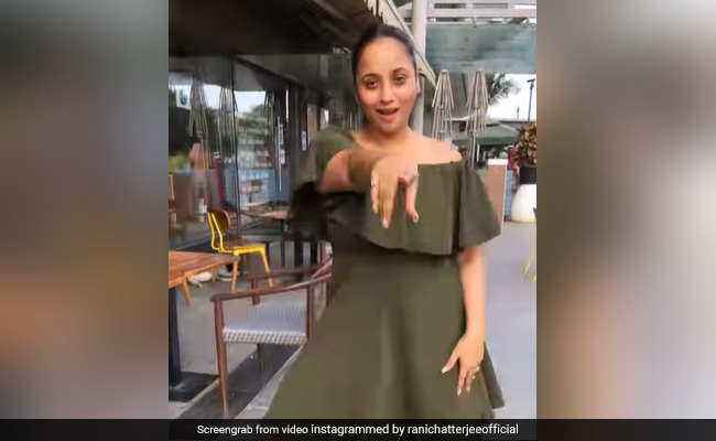 रानी चटर्जी ने एयरपोर्ट पर अंग्रजी गाने पर किया ऐसा डांस कि देखने वालों ने छोड़ दी अपनी फ्लाइट, जमकर वायरल हो रहा Video