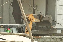 Bulldozers Roll In To Demolish 6-Storey Building In Delhi Amid Protests Bulldozers Roll In To Demolish 6-Storey Building In Delhi Amid Protests