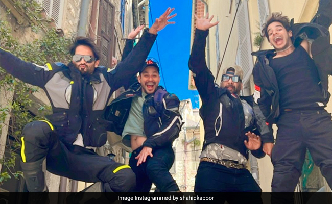 यूरोप ट्रिप पर बॉयज गैंग के साथ एडवेंचर करते नजर आये शाहिद कपूर, कुणाल खेमू और ईशान खट्टर भी दिखे मस्ती के मूड में