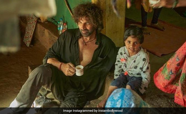 अक्षय कुमार की अनदेखी तस्वीर आई सामने, बिखरे बाल, फटा कुर्ता देख फैन्स बोले- गुटके का विज्ञापन करोगे तो...