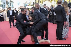 "हमारा रेप बंद करो": कान्स रेड कार्पेट पर टॉपलेस महिला का यूक्रेन को लेकर विरोध प्रदर्शन "हमारा रेप बंद करो": कान्स रेड कार्पेट पर टॉपलेस महिला का यूक्रेन को लेकर विरोध प्रदर्शन