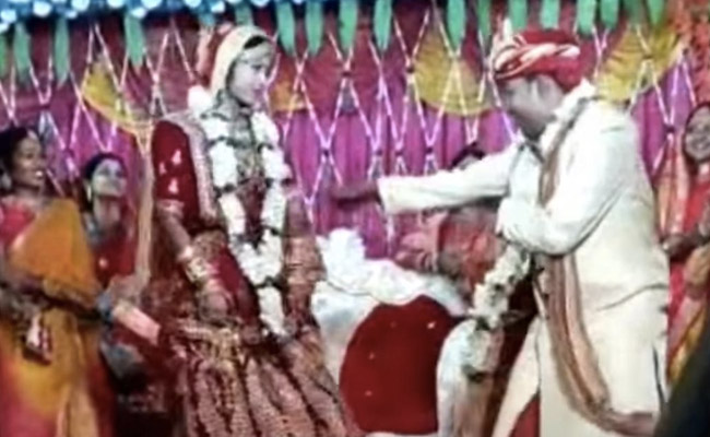दूल्हे ने अजीबोगरीब डांस कर दुल्हन पर उड़ाए पैसे तो गुस्से में आई लड़की, किया कुछ ऐसा देख उड़े लोगों के होश, बोले- बदला हो तो ऐसा!