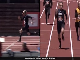 14 सेकंड में बिजली की स्पीड से दौड़ा यह 70 वर्षीय बुजुर्ग, लोग बोले- 'उम्र तो महज नंबर है' 14 सेकंड में बिजली की स्पीड से दौड़ा यह 70 वर्षीय बुजुर्ग, लोग बोले- 'उम्र तो महज नंबर है'