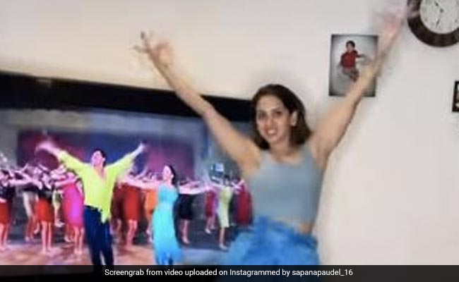 इस लड़की ने घर में ही बनाया बारिश का माहौल, शाहरुख-माधुरी के 'कोई लड़की है' गाने पर जमकर किया डांस