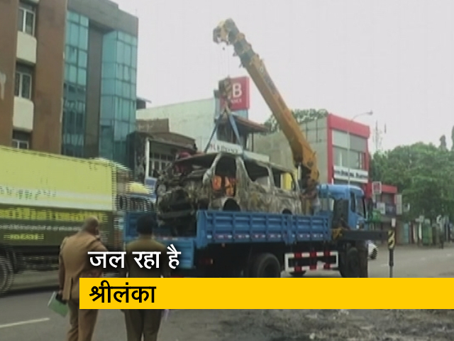 श्रीलंका की सड़कों पर छिड़ा संग्राम, राष्‍ट्रपति ने कई मंत्रियों के साथ नेवल बेस में ली शरण