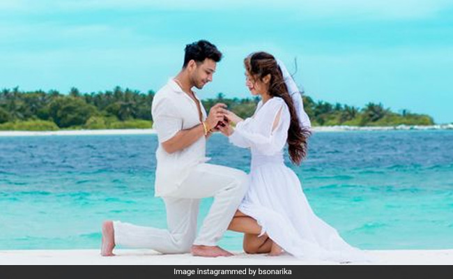 'देवों के देव महादेव' फेम एक्ट्रेस सोनारिका भदोरिया ने की सगाई, मंगेतर ने समुद्र किनारे घुटनों पर बैठ कर किया प्रपोज
