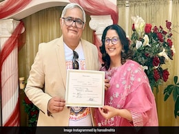 17 साल लिव-इन में रहने के बाद 'हंसल मेहता' ने की सफीना हुसैन से 54 की उम्र में शादी, तस्वीरें वायरल  17 साल लिव-इन में रहने के बाद 'हंसल मेहता' ने की सफीना हुसैन से 54 की उम्र में शादी, तस्वीरें वायरल