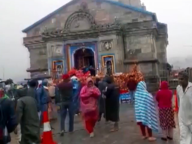 उत्तराखंड में भारी बारिश, केदारनाथ में रेनकोट पहने नजर आए श्रद्धालु  