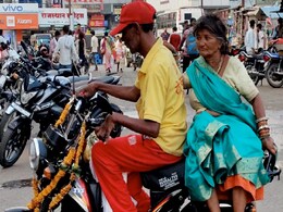 मध्यप्रदेश में भिखारी ने 90 हजार में मोपेड खरीदकर पत्नी को किया गिफ्ट, चारों तरफ हैं प्यार के चर्चे मध्यप्रदेश में भिखारी ने 90 हजार में मोपेड खरीदकर पत्नी को किया गिफ्ट, चारों तरफ हैं प्यार के चर्चे