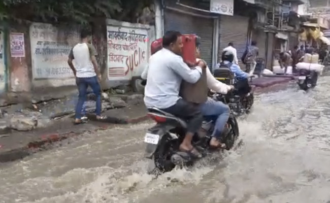 बिहार : सड़क पर पानी में दौड़ रहा था करंट, चपेट में आया युवक; माता-पिता के आंखों के सामने बुझ गया घर का चिराग