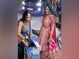 ट्रैफिक लगा तो हेवी लहंगा में दोस्त संग स्कूटी पर बैठ खुद शादी करने पहुंची लड़की, Video देख लोगों ने कहा- धाकड़ दुल्हन ट्रैफिक लगा तो हेवी लहंगा में दोस्त संग स्कूटी पर बैठ खुद शादी करने पहुंची लड़की, Video देख लोगों ने कहा- धाकड़ दुल्हन