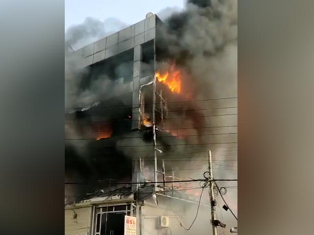 वेस्ट दिल्ली में मेट्रो स्टेशन के निकट इमारत में लगी आग