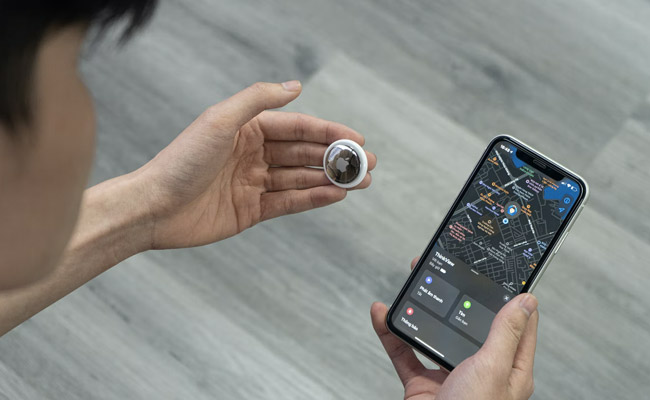 US Woman Tracks 'Lost' Luggage Via AirTag, Flies To Collect It