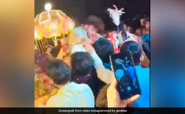 बारातियों का डांस देख होश खो बैठा दूल्हा, घोड़ी पर बैठकर किया ताबड़तोड़ Dance,आगे जो हुआ वो देख कंट्रोल नहीं होगी हंसी