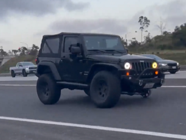 बिना पहिए के सड़क पर दौड़ती नज़र आई जीप