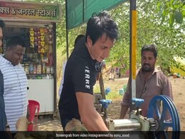 ठेले पर पहुंचकर सोनू सूद ने बिल्कुल देसी अंदाज में निकाला गन्ने का जूस, उनकी सादगी पर एक बार फिर फिदा हुए फैन्स ठेले पर पहुंचकर सोनू सूद ने बिल्कुल देसी अंदाज में निकाला गन्ने का जूस, उनकी सादगी पर एक बार फिर फिदा हुए फैन्स